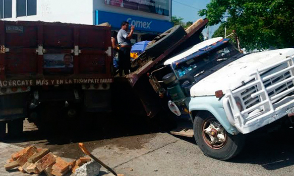 Truena pavimento y se hunde volteo
