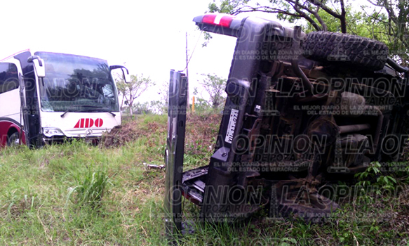 Autobús impacta a camioneta