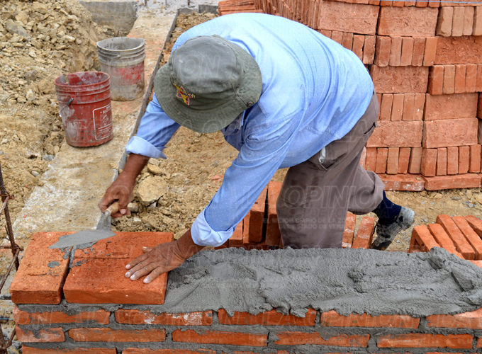 Albañiles festejan sin fuentes de trabajo
