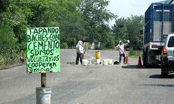 "Remiendan" la carretera con improvisado bacheo
