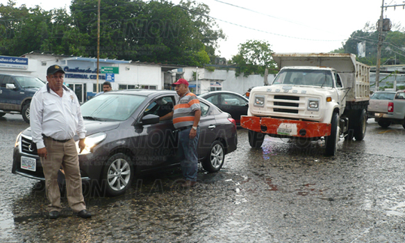 Camión se impacta contra automovil