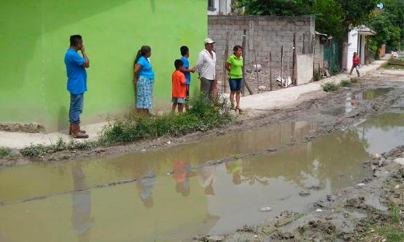 Fuga de aguas negras, vecinos claman apoyos