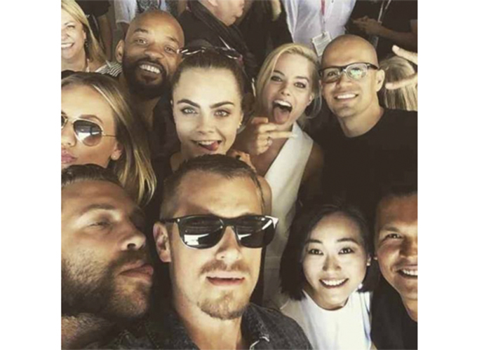 ¡Harley Quinn hace seña obscena!