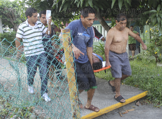 Lo hallan herido en su casa