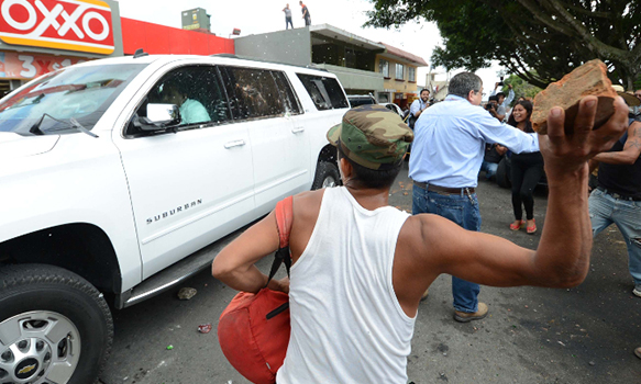 Violencia afuera del Congreso; agreden a Miguel Ángel Yunes