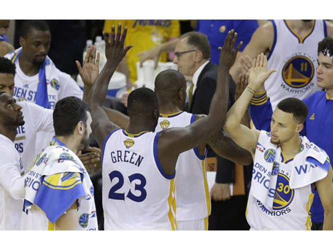 WARRIORS HUMILLA A CAVALIERS