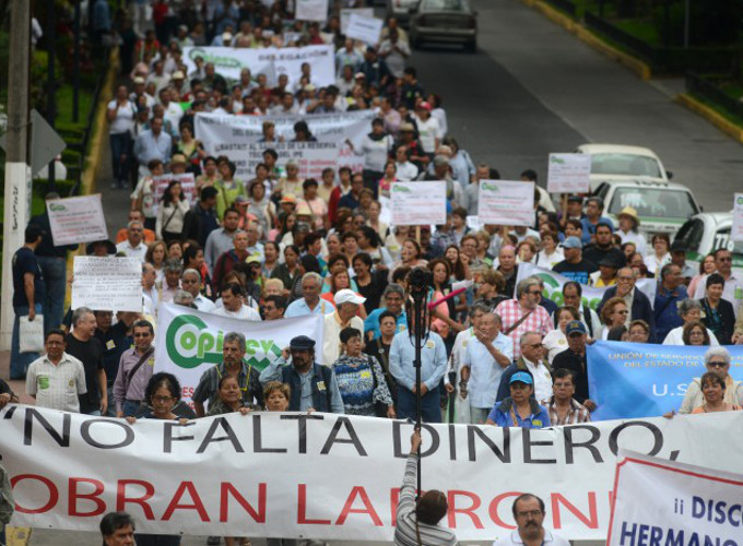 Exigen pensionados un alto al saqueo de finanzas del IPE