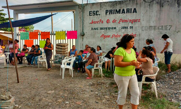 Protestan padres de familia en Agua Dulce