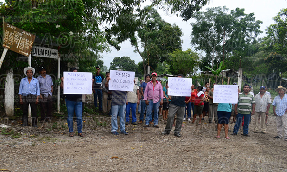 Bloquean accesos a Pemex