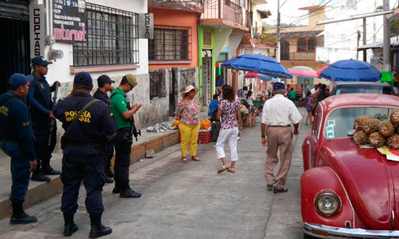 Policías desalojan a vendedores ambulantes