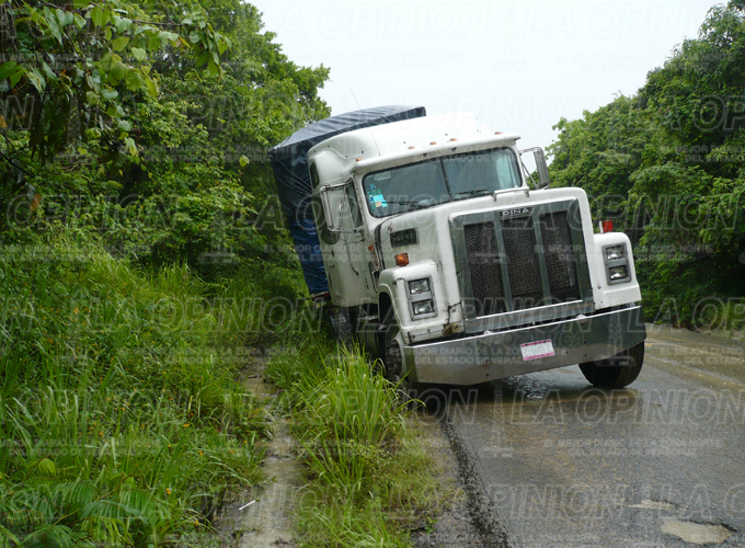 Trailer a punto de volcar en la Tuxpan-Tamiahua