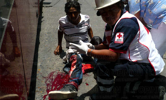 Autobús le destroza la pierna a obrero