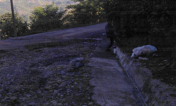 Rehabilitan camino a Filomeno Mata