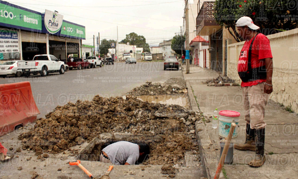 Destruyen calles al introducir el drenaje