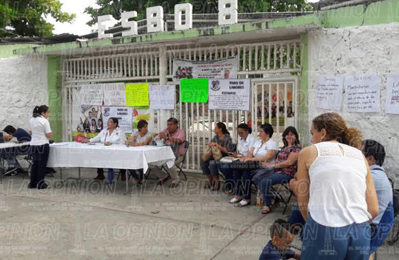 Maestros paran labores en Poza Rica