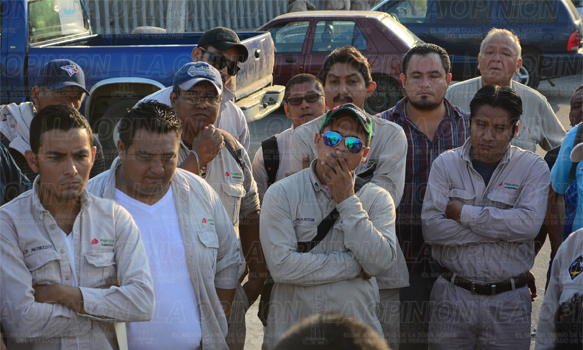 Despiden a más de 50 mil petroleros