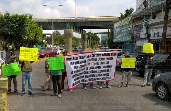 Bloquean acceso al interior del campo de Pemex