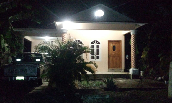 Atracan y balean a profesor en su casa