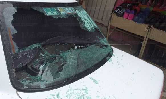 Destrozan taxi a batazos