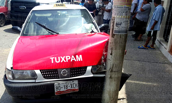 Ruletero se estrella contra un poste