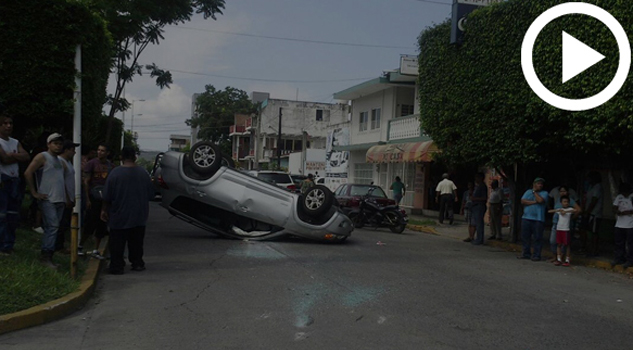 Mujer herida en aparatosa volcadura