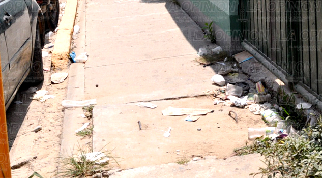 Basura tóxica afuera de la clínica del IMSS Prospera