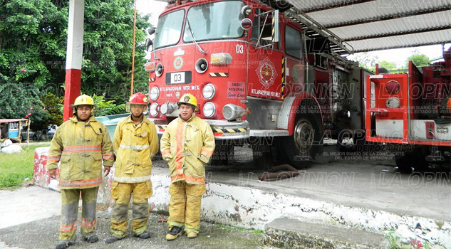 Ayuntamiento se olvidó de los bomberos en su día