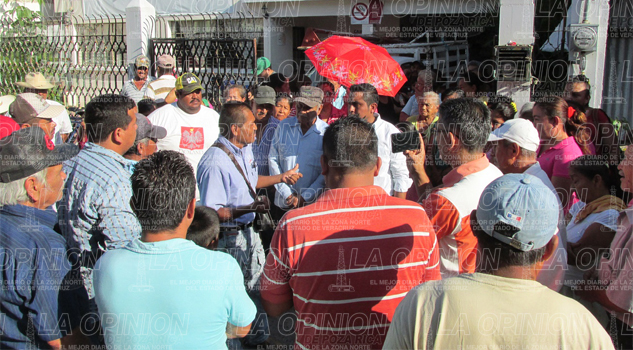 Protestan usuarios de la Caev CAEV Álamo Agua