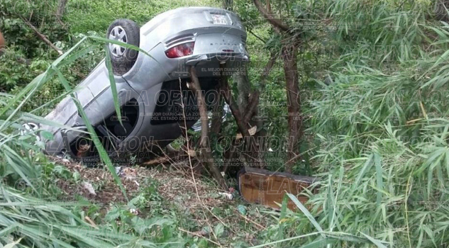 Cae al fondo de un puente