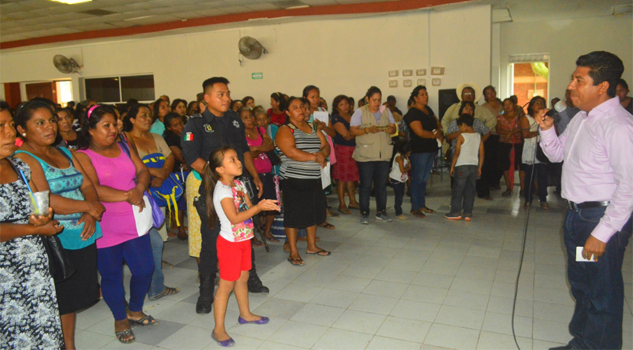 Mujeres concluyen educación primaria