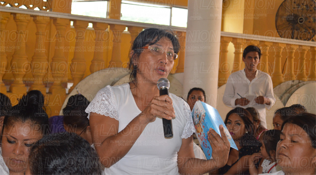 Les exigen cuotas para exámenes y libros