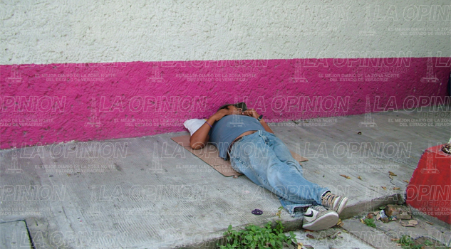 Calvario en el hospital civil; familias duermen en pasillos