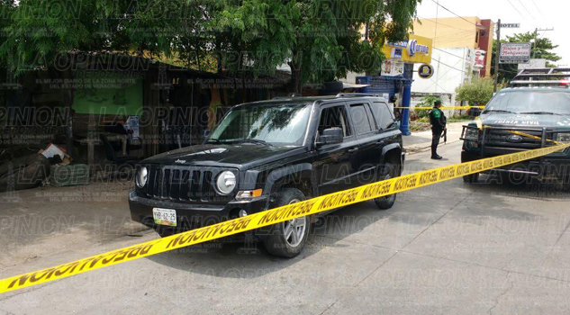 Balean camioneta y matan a presunto delincuente