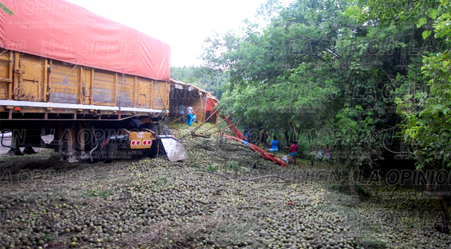 Se voltea camión con 34 toneladas de limón