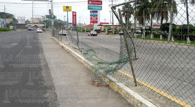 Malla ciclónica pone en riesgo a peatones