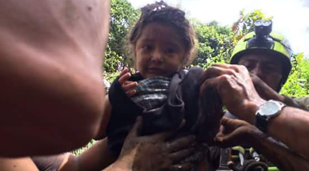 Rescatan a niña; estaba entre toneladas de lodo