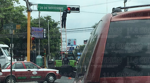 Reparan semáforos en el bulevar Ruiz Cortines