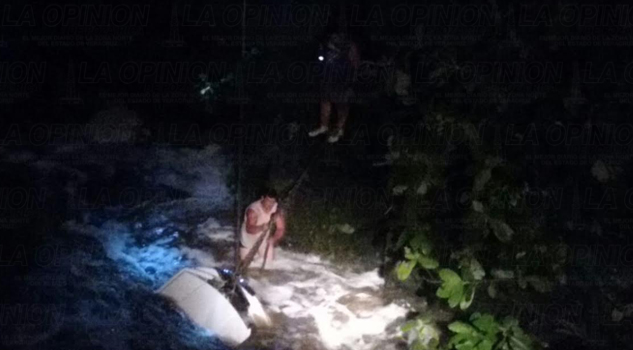 Se hundieron con todo y vehículo