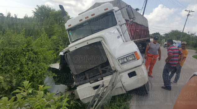 Tráiler casi vuelca tras chocar contra un poste
