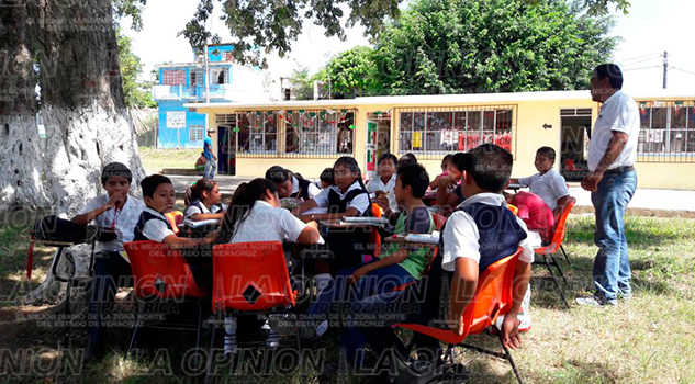 alumnos-clases-afuera-aulas