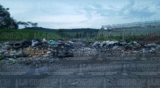 Basurero clandestino invade carretera