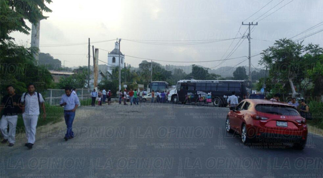 Bloquean trasportistas carretera a Cazones