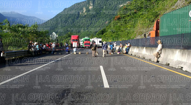 Campesinos bloquean autopista México-Tuxpan campesinos-bloquean-autopista