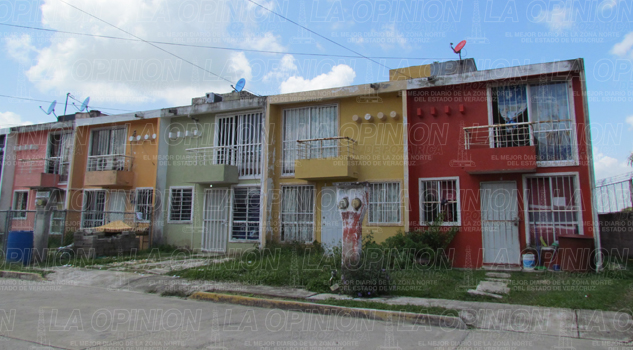 denuncian-a-constructora-por-viviendas-mal-contraidas