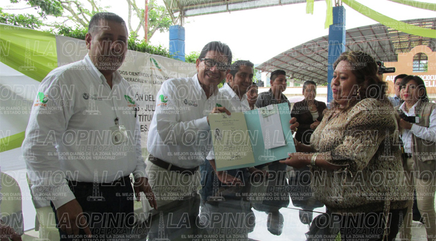 Egresados CECyTEV no se titulan