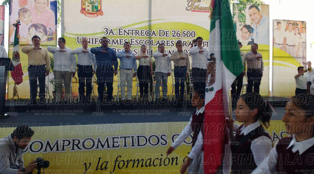 entregan-mas-de-26-mil-uniformes