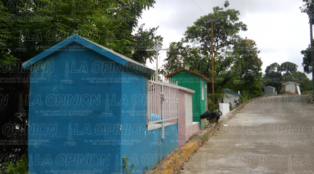 Tumbas invaden banquetas