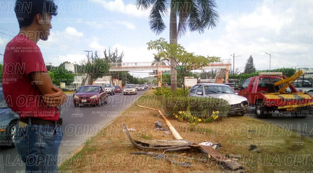 universitario-estrella-su-coche-contra-luminaria