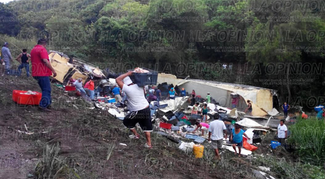 Vuelca trailer cargado de pollos