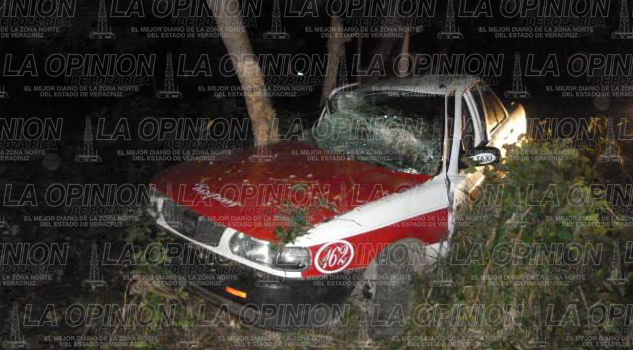 Abandonan taxi estrellado en un árbol abandonan-taxi-estrellado-en-un-arbol
